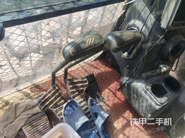 行走控制手柄和踏板 俯拍(驾驶室部分) 行走控制手柄和踏板 俯拍(驾驶室部分)