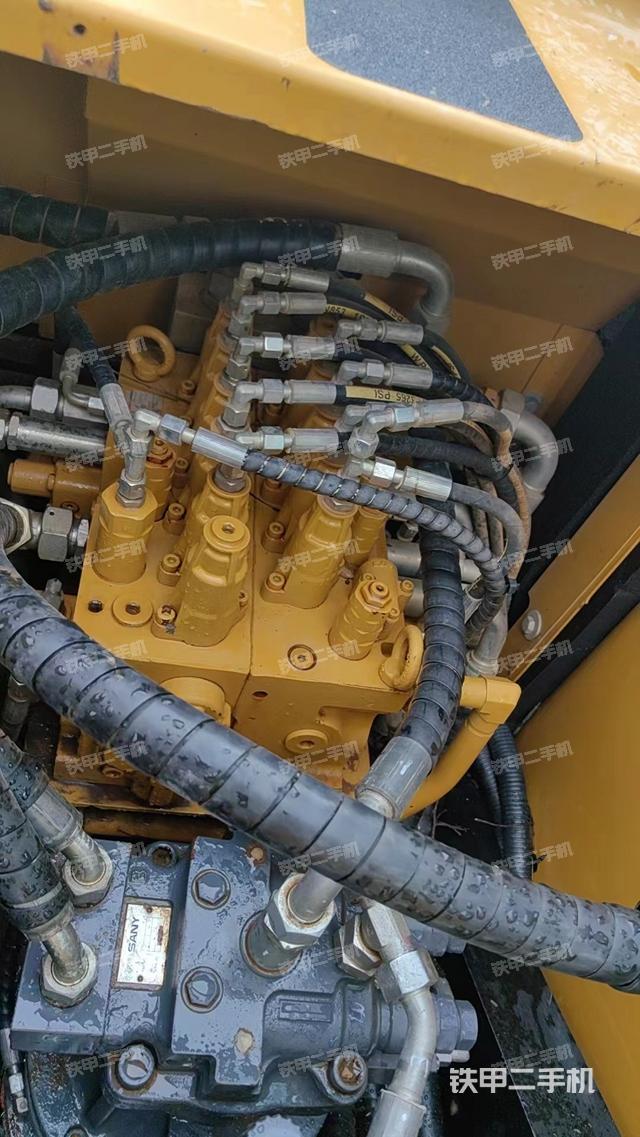 回转马达和主控阀（整机外观）