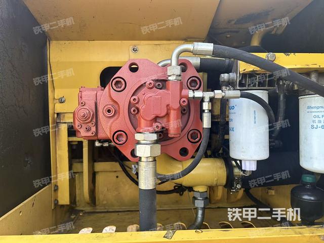 液压泵舱室正面整体（整机外观）