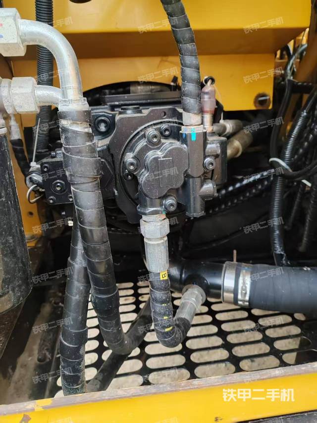 液压泵舱室正面整体（整机外观）