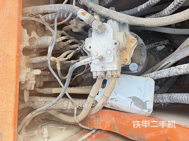 回转马达和主控阀(整机外观) 回转马达和主控阀(整机外观)