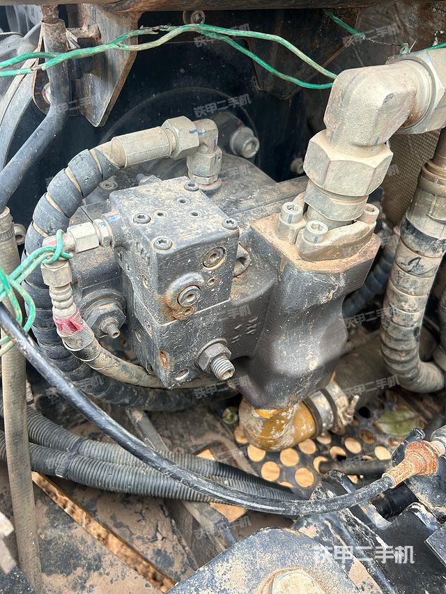 液压泵舱室正面整体（整机外观）