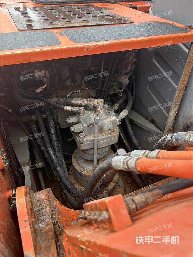 回转马达和主控阀(整机外观) 回转马达和主控阀(整机外观)