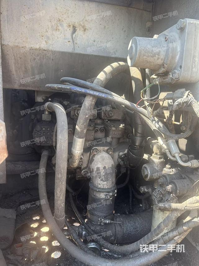 液压泵舱室正面整体（整机外观）