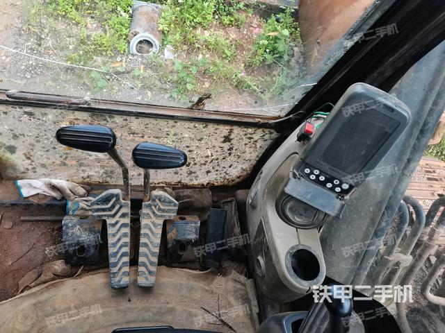 行走控制手柄和踏板?俯拍（駕駛室部分）