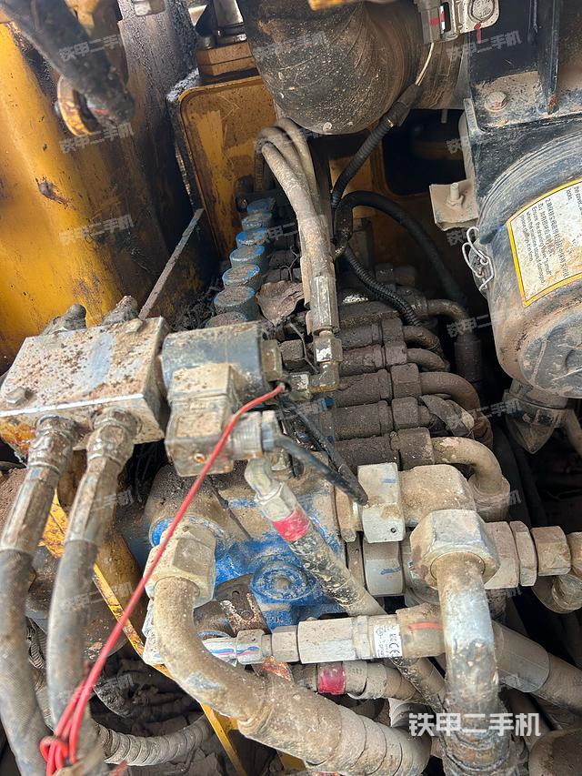 回转马达和主控阀（整机外观）