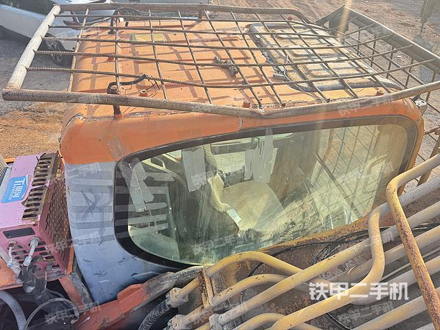 驾驶室顶部(整机外观) 驾驶室顶部(整机外观)