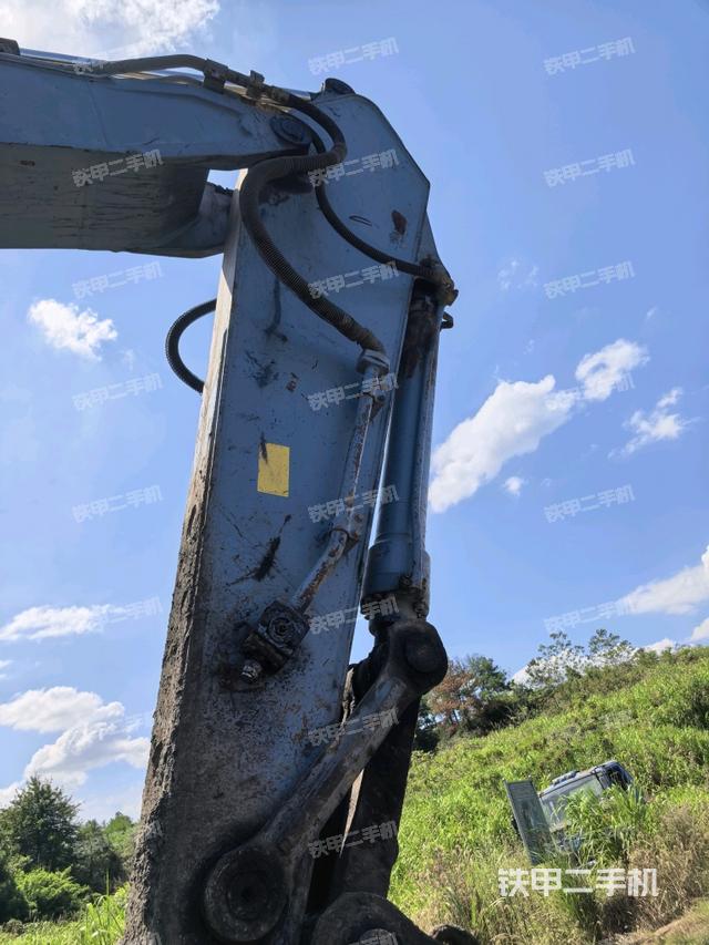 小臂整体左后(工作和回转装置) 小臂整体左后(工作和回转装置)