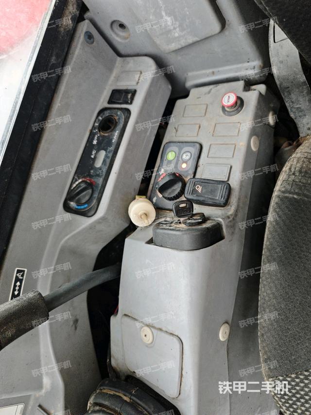 座椅右侧控制台/钥匙门/油门/含右手柄（驾驶室部分）