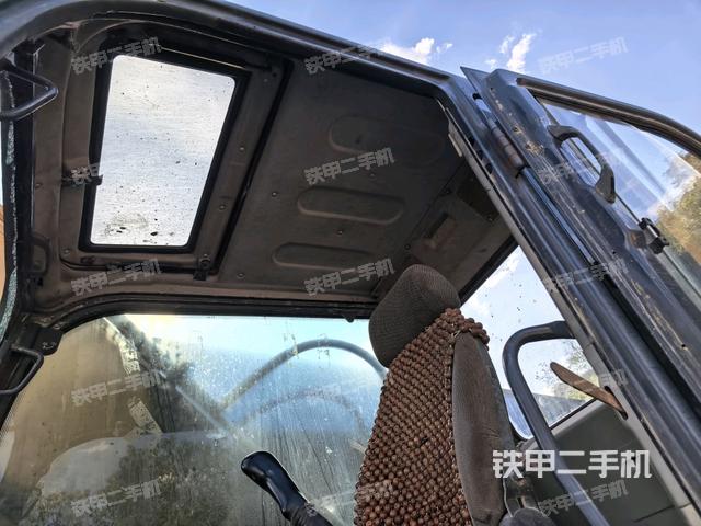 行走控制手柄和踏板?俯拍（駕駛室部分）