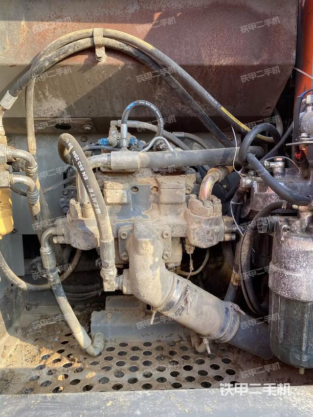 液压泵舱室正面整体(整机外观) 液压泵舱室正面整体(整机外观)