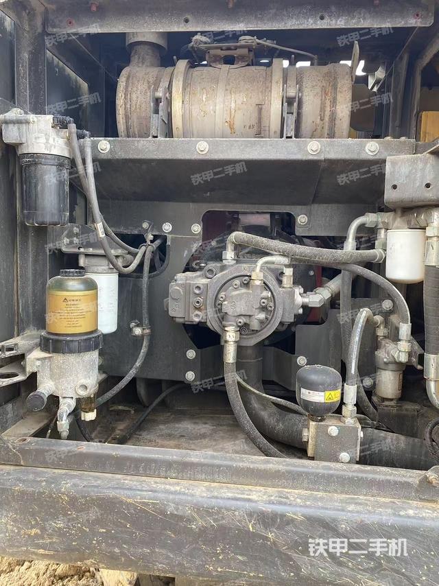 液压泵舱室正面整体（整机外观）