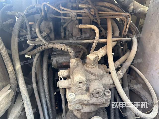 回转马达和主控阀（整机外观）