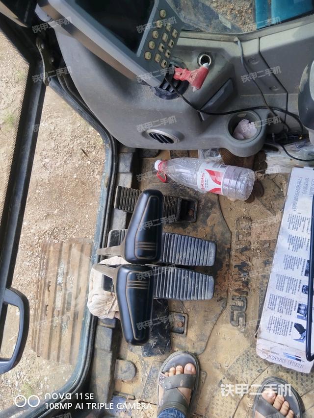 行走控制手柄和踏板 俯拍（驾驶室部分）