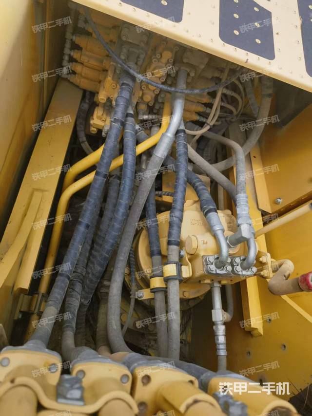 回转马达和主控阀（整机外观）