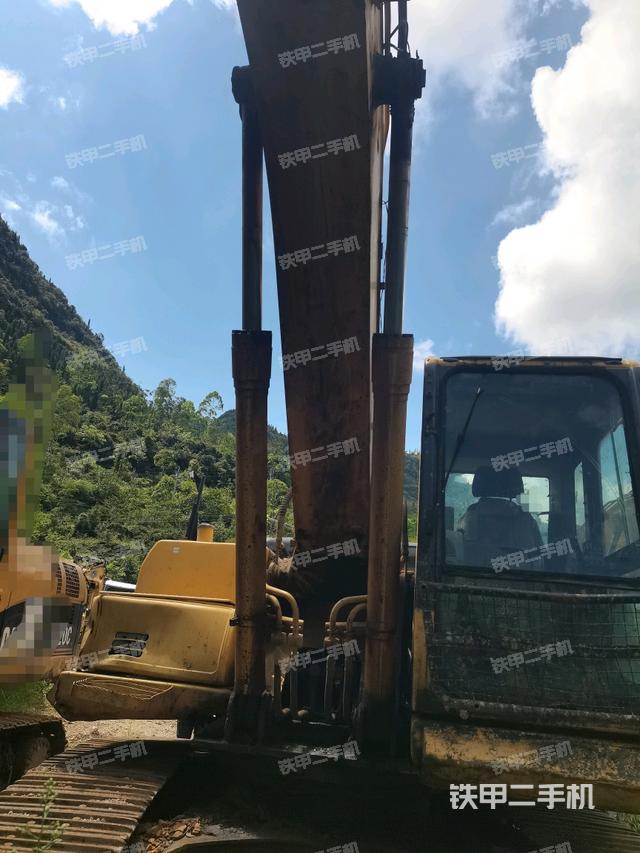 大臂油缸整体 竖拍(工作和回转装置) 大臂油缸整体 竖拍(工作和回转装置)