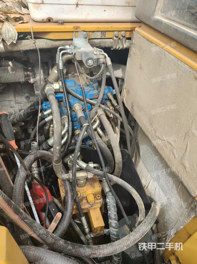 回转马达和主控阀（整机外观）