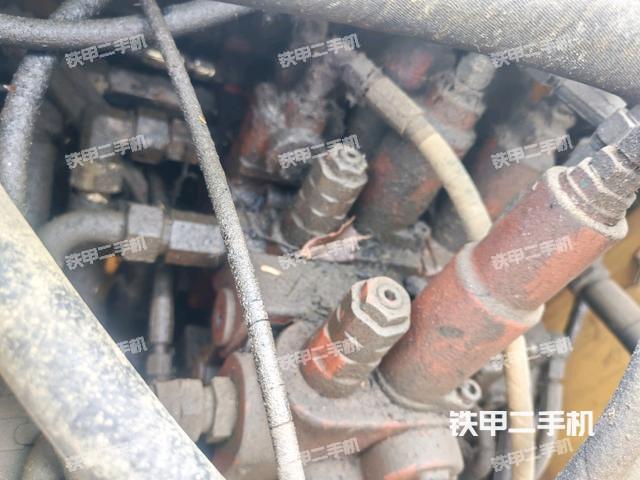 回转马达和主控阀(整机外观) 回转马达和主控阀(整机外观)