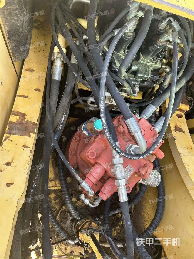 回转马达和主控阀（整机外观）