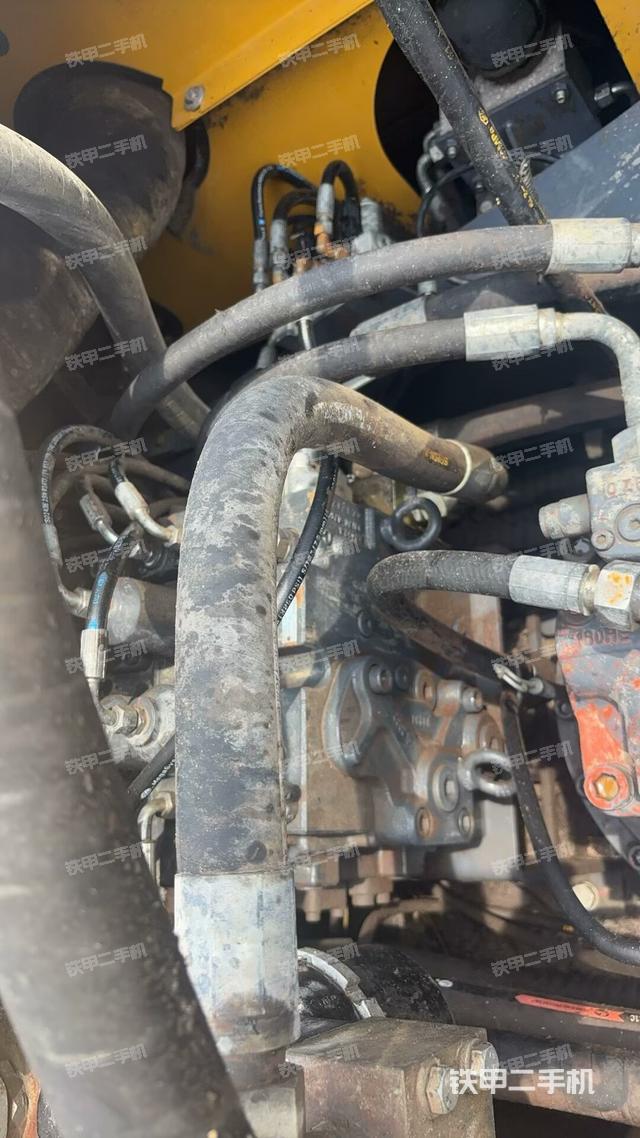 回转马达和主控阀（整机外观）