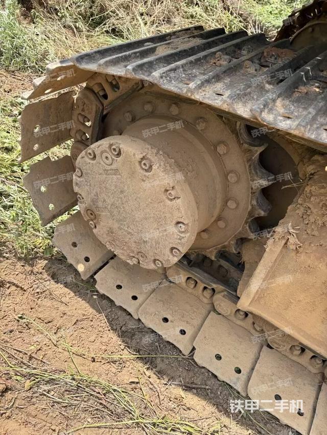 单侧履带整体(整机外观) 单侧履带整体(整机外观)