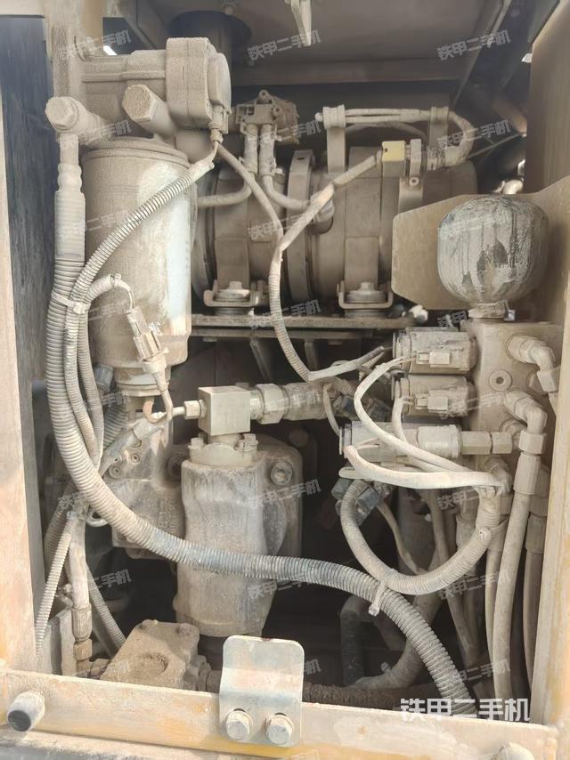 液压泵舱室正面整体（整机外观）