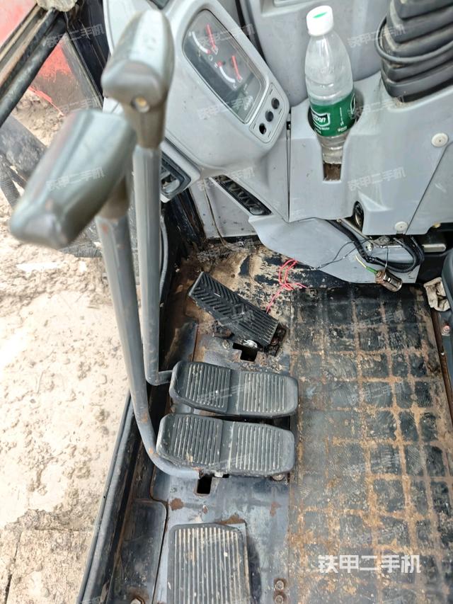 行走控制手柄和踏板 俯拍（驾驶室部分）