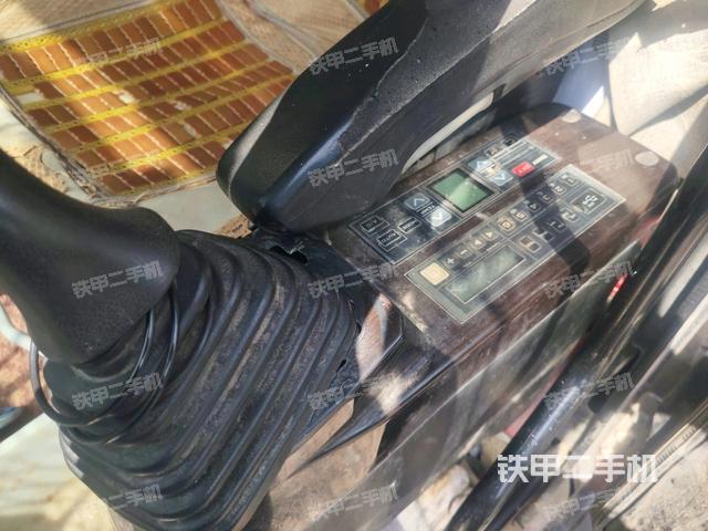 座椅左侧控制台/音响/含左手柄(驾驶室部分) 座椅左侧控制台/音响/含左手柄(驾驶室部分)