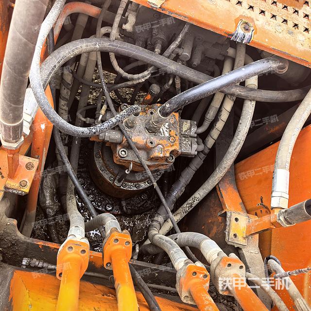 回转马达和主控阀（整机外观）