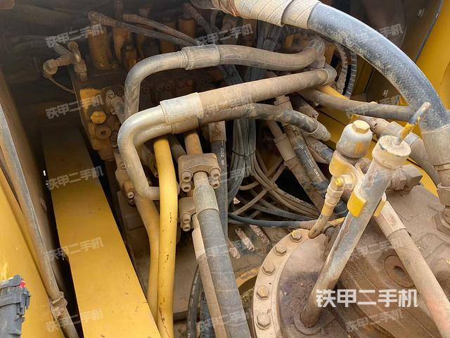 回轉(zhuǎn)馬達(dá)和主控閥（整機(jī)外觀）