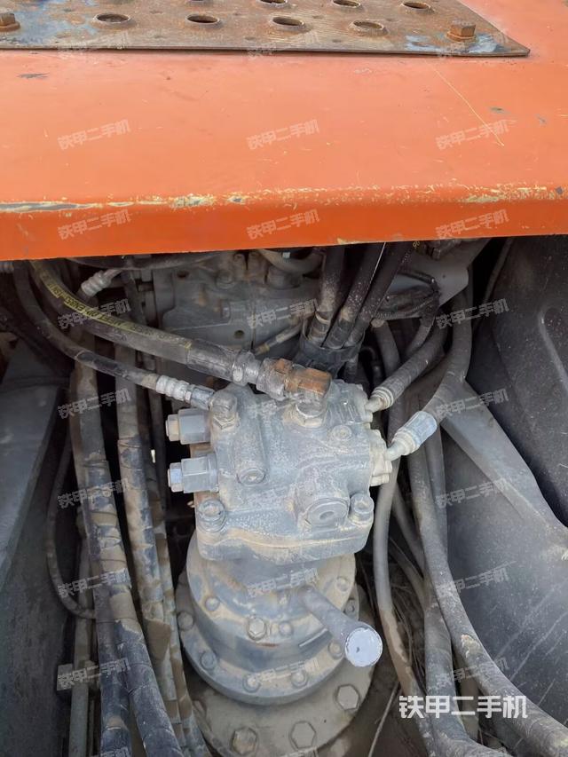 回转马达和主控阀(整机外观) 回转马达和主控阀(整机外观)