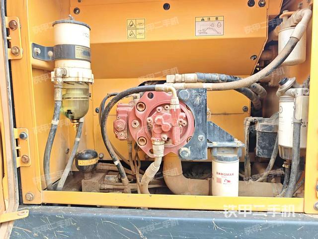 液压泵舱室正面整体（整机外观）