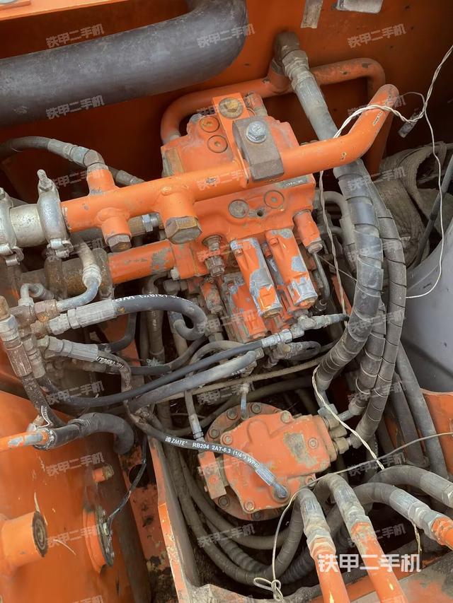 回转马达和主控阀（整机外观）