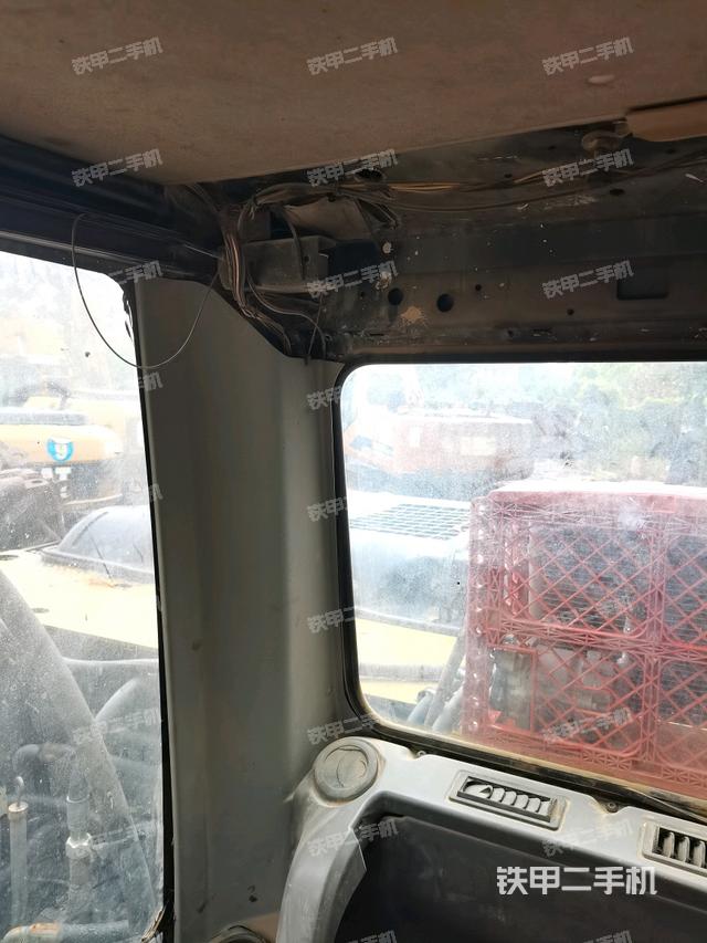 左后方玻璃角標（駕駛室部分）