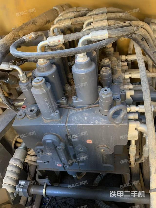 回轉(zhuǎn)馬達(dá)和主控閥（整機(jī)外觀）