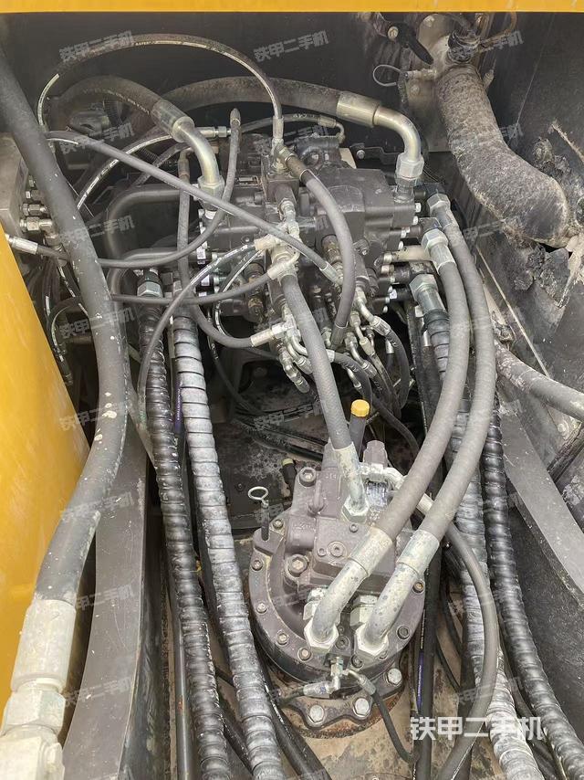 回转马达和主控阀（整机外观）