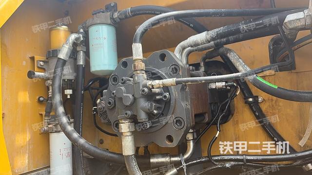 液压泵舱室正面整体（整机外观）