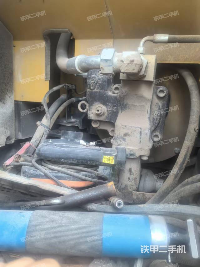 液压泵舱室正面整体(整机外观) 液压泵舱室正面整体(整机外观)