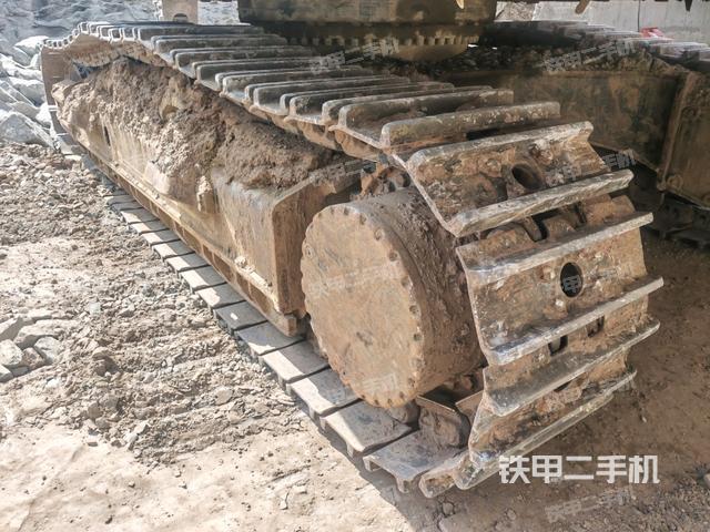 右侧履带整体(行走机构) 右侧履带整体(行走机构)