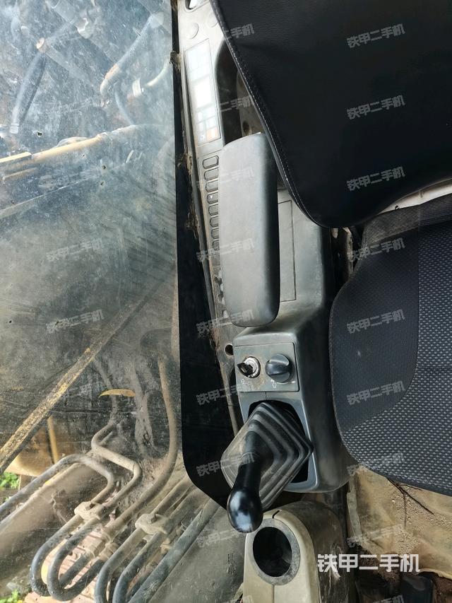 座椅右側(cè)控制臺/鑰匙門/油門/含右手柄（駕駛室部分）