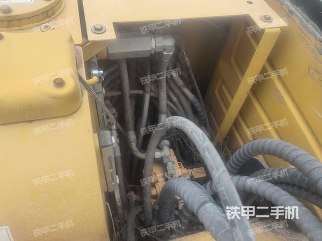 回转马达和主控阀(整机外观) 回转马达和主控阀(整机外观)