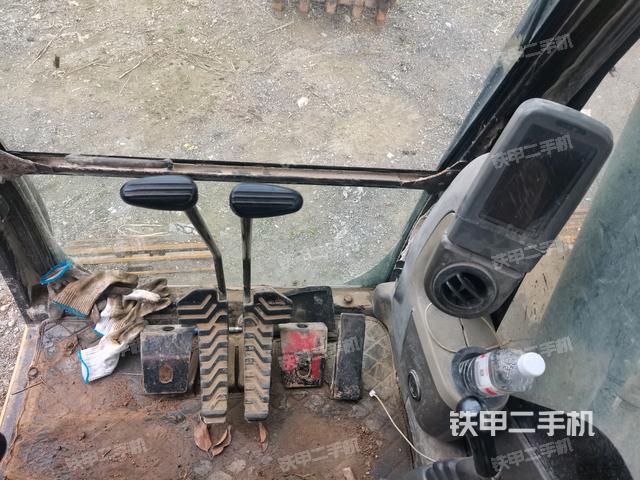 行走控制手柄和踏板?俯拍（駕駛室部分）