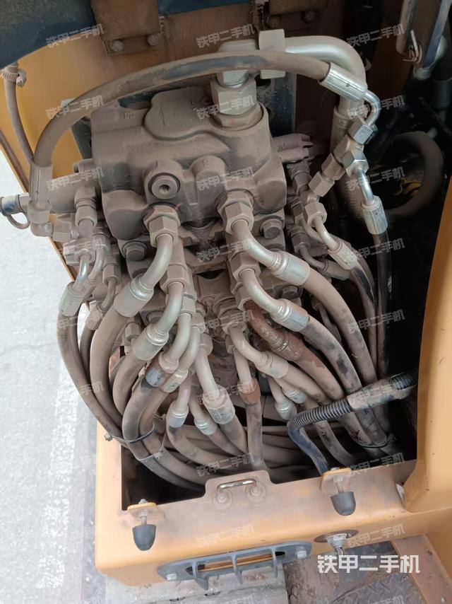 回转马达和主控阀（整机外观）