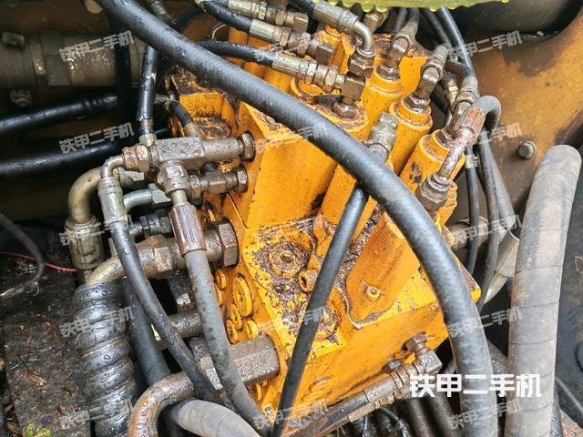 回转马达和主控阀(整机外观) 回转马达和主控阀(整机外观)