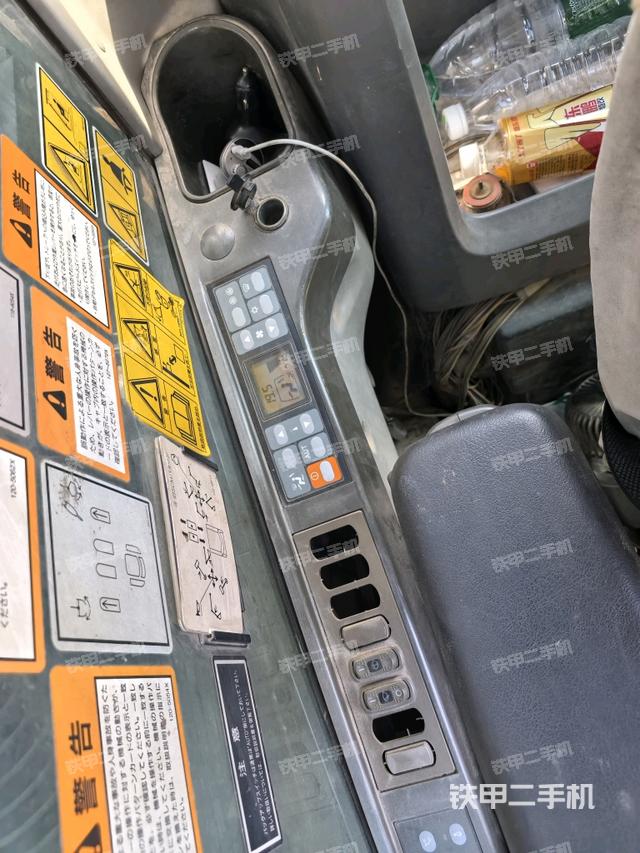 行走控制手柄和踏板 俯拍(驾驶室部分) 行走控制手柄和踏板 俯拍(驾驶室部分)