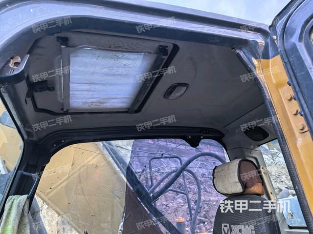 行走控制手柄和踏板?俯拍（駕駛室部分）