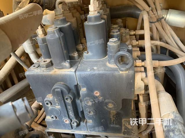 回转马达和主控阀（整机外观）