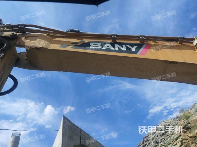 大臂油缸整体 竖拍(工作和回转装置) 大臂油缸整体 竖拍(工作和回转装置)