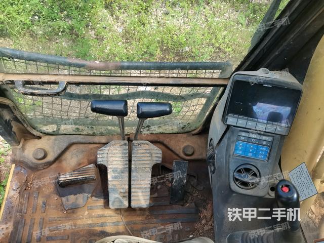 行走控制手柄和踏板 俯拍(驾驶室部分) 行走控制手柄和踏板 俯拍(驾驶室部分)