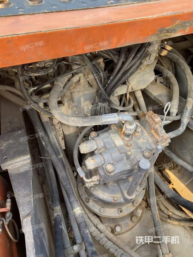 回转马达和主控阀(整机外观) 回转马达和主控阀(整机外观)